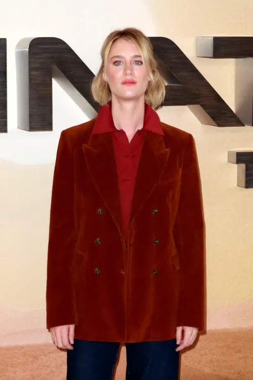 Thumbnail Mackenzie Davis: A Tale of Elegance | PrettyGirls by RaymondLeggs