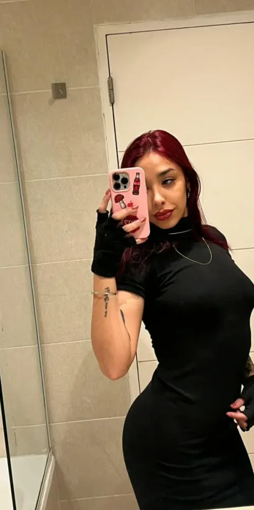 Thumbnail Sasha_SultryQueen's Captivating Gaze | MirrorSelfie