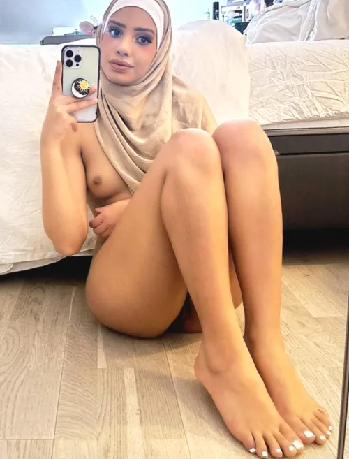 Thumbnail sexy-slut18: Pre-shower Selfie Ritual in Nude_Selfie Delight