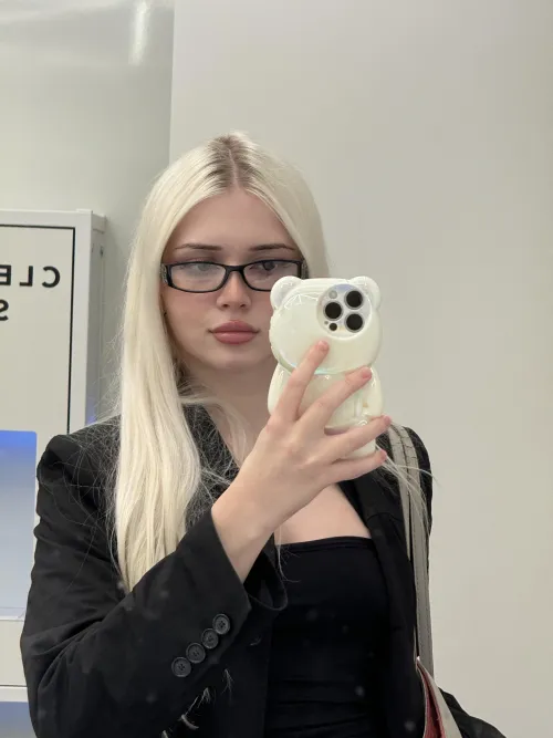 Thumbnail In Search of the Perfect Personal Secretary | monikarossa