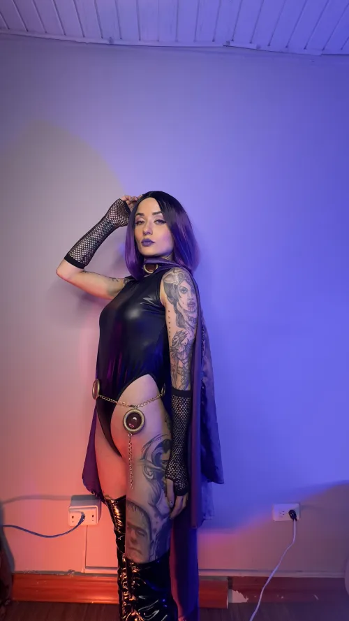 Thumbnail Zoe Cox Embodies Raven: A Cosplaygirls Legend is Born