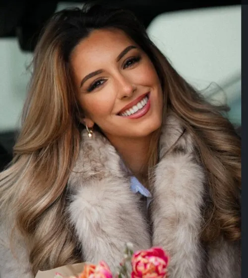 Thumbnail Ellen Stark: A Timeless Elegance | Ken789gh