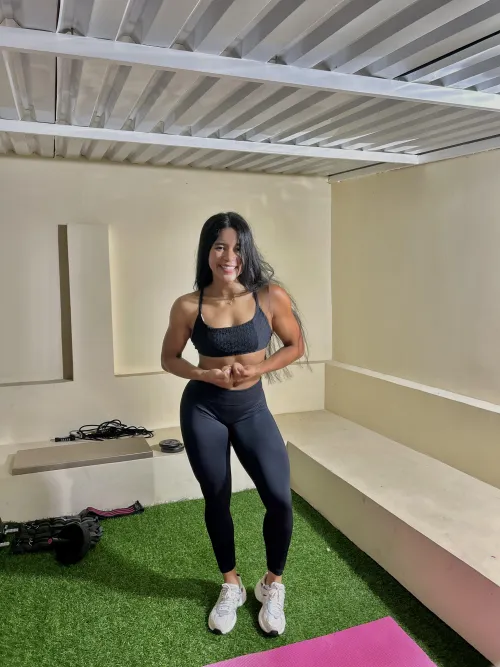 Thumbnail Join Maggiemarina for an All Black Workout in the YogaPants Category