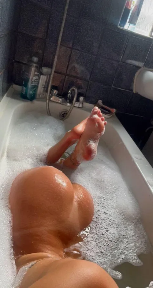 Thumbnail Rubbing Booty & Feet: Luxie004's Sensual Request