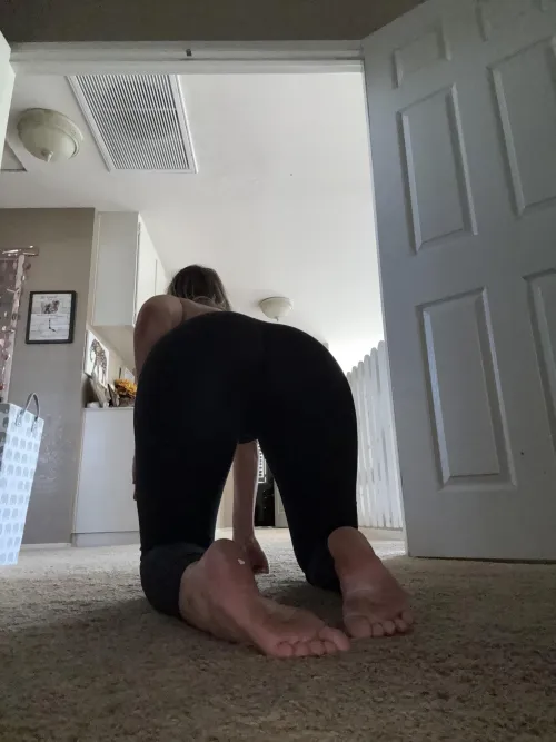 Thumbnail Peek into BriBrooksxxx's Yoga Pants Booty Adventure
