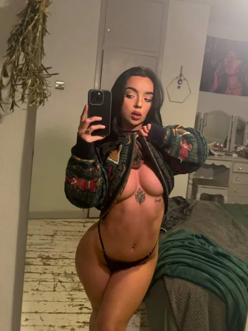 Thumbnail Morning Delight: Essex Beauty MiaStarlight_ Shares Sultry Pics