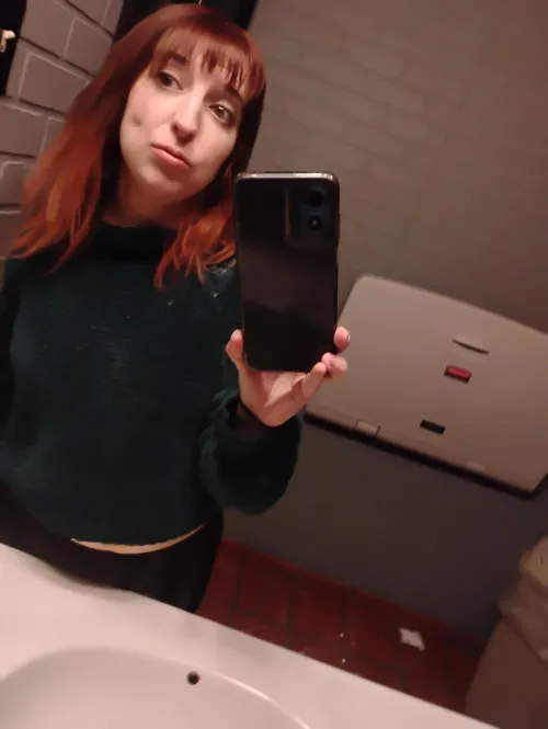 Thumbnail i23ilovecats' Relaxation Moment: A MirrorSelfie Escape