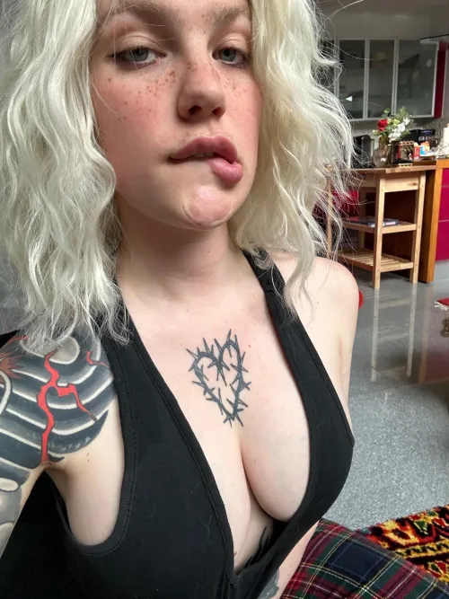 Thumbnail Infamous-Albino Dives into the Dilemma: Tits or Face?
