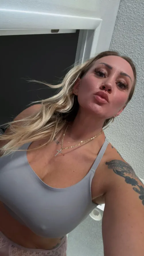 Thumbnail Fitandfoodie's Greeting - Hi Daddy xoxoxoxo from the World of Slutsofonlyfans
