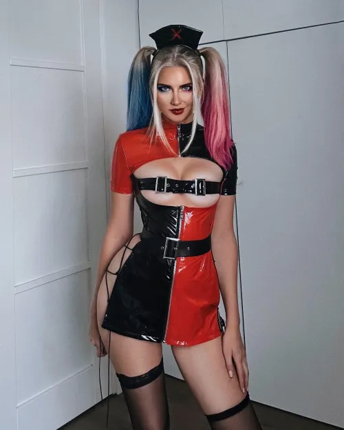 Thumbnail Harley Quinn Vibes Radiate: Vixyless Shines in Cosplaygirls World