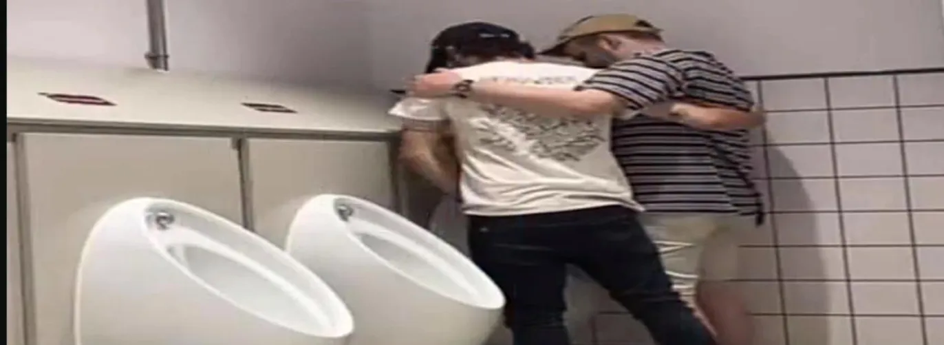Thumbnail Sharing a bathroom: kripclub's Funpiece Article
