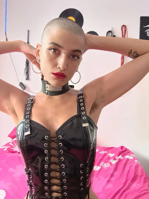 Thumbnail Greeting with 'Hi Baby' from Esme420kinky in HairyArmpits Category