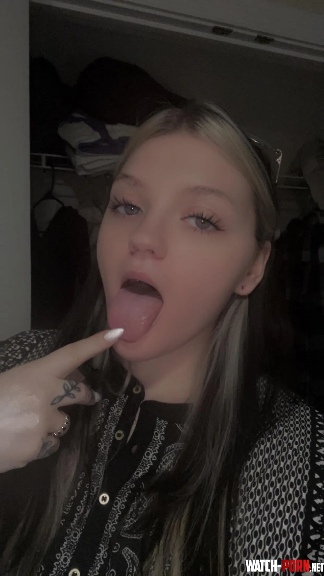 I want your cum here  by valix_x13