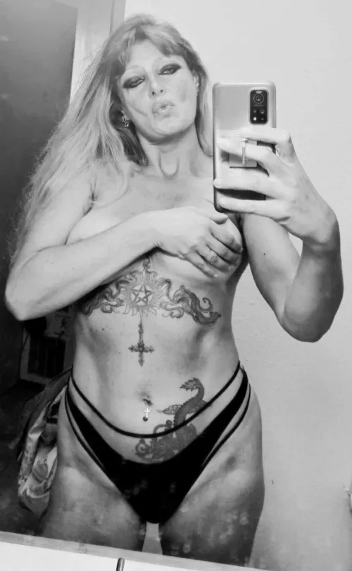 Thumbnail QueenOfGeekSx's Amateur Handbra Adventure