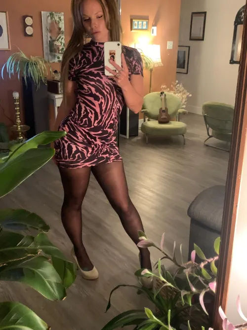 Thumbnail ErikaElle's Pantyhose Salute: Happy Monday Greetings