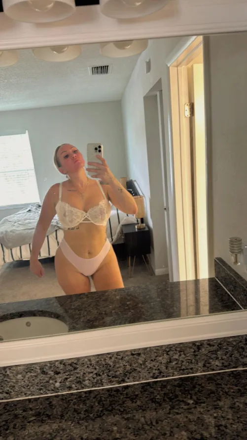 Thumbnail Figure Check: Confidence in the Mirror by Fitandfoodie | MirrorSelfie