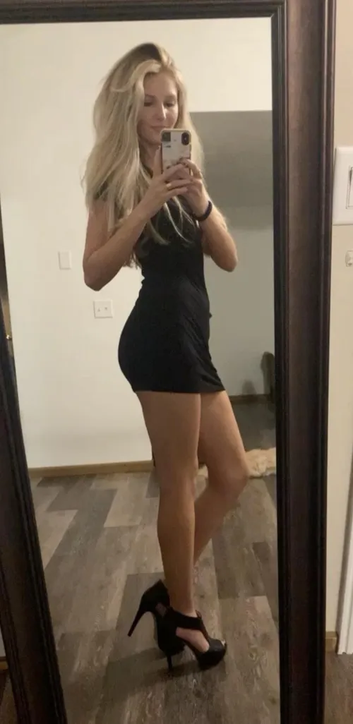 Thumbnail Stunning in an LBD: A Spotlight on Tight Dresses