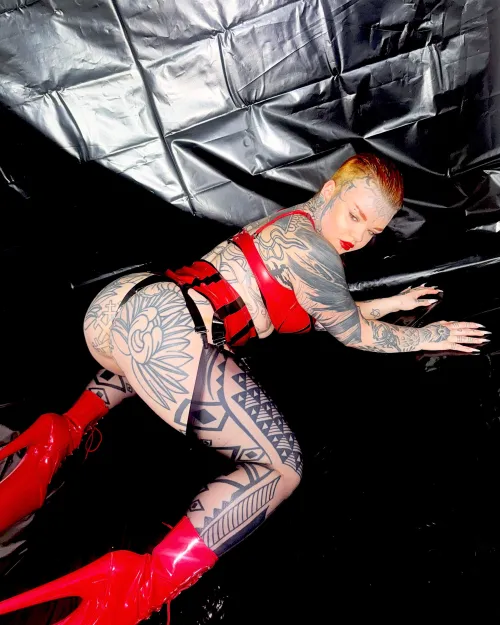 Thumbnail Scarlet Temptation: Lohhtuz's Allure in ShinyPorn