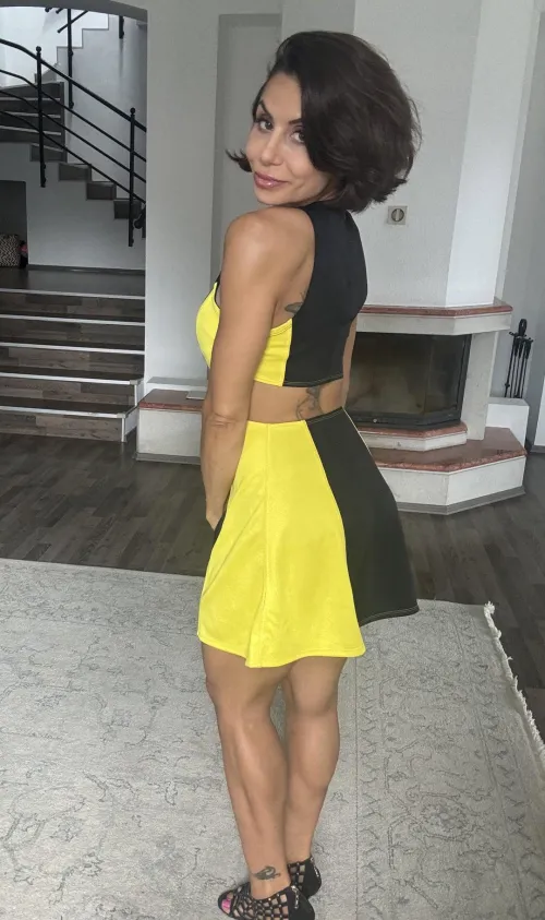 Thumbnail Tanned_peaches Radiates Bee Vibes in Stunning Dress: tightdresses