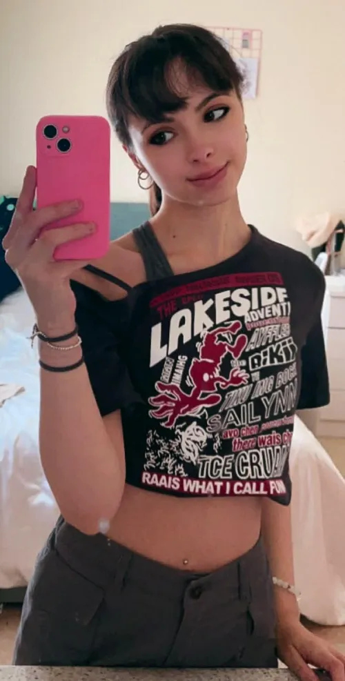 Thumbnail serving belly and smile: Past_Scale_6240 in croptopgirls