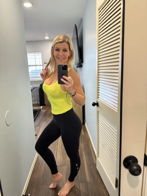 Thumbnail Gym Mom Showcases Outfit: Experience in Milfie