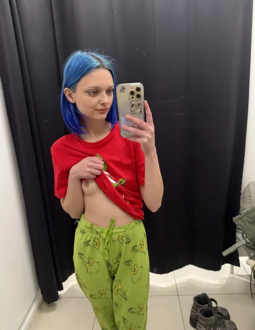 Thumbnail _blue_river_'s Unusual Selfies: Capturing Beauty in Unexpected Places