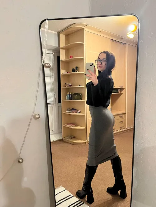 Thumbnail Figure-Enhancing Pencil Skirts: SweetieKittyHeart's Style