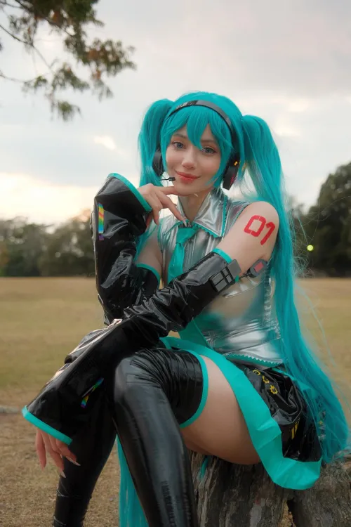 Thumbnail Hatsune Miku Cosplay by Alina Becker: A Closer Look at Cosplay Art