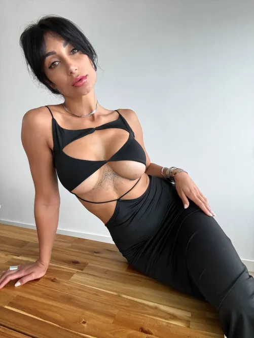 Thumbnail FernEclipse Shares One of Her Favorite Tight Dresses