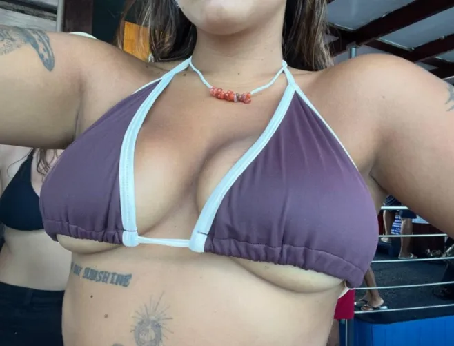 Thumbnail Bringing Sunshine with flora_OFxo's Cleavage to Brighten Your Day