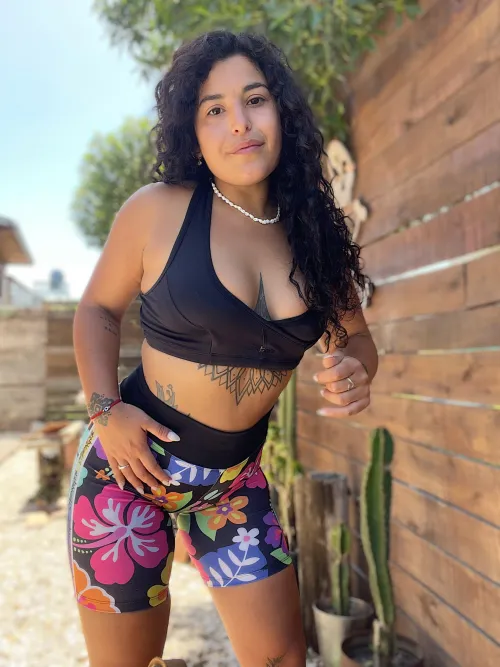 Thumbnail Embrace Comfort and Style: curlyydoll's Yoga-ready Crop Top Look