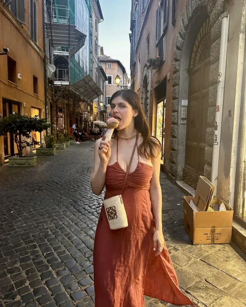 Thumbnail Discover the Charm of Alexandra Daddario | PrettyGirls