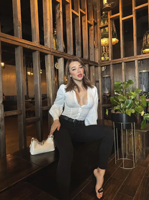 Thumbnail Emma Rose: Graceful Presence of a Classy Icon by Fantastic_Radio2894