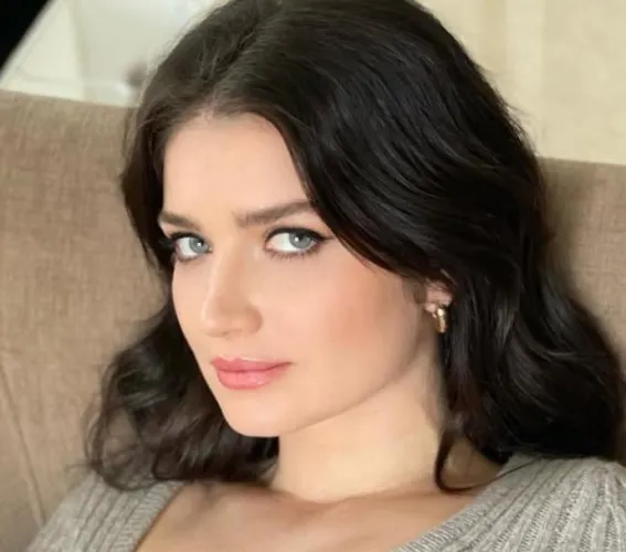 Thumbnail Eve Hewson: Beauty Insights by Fit_Employment_7645