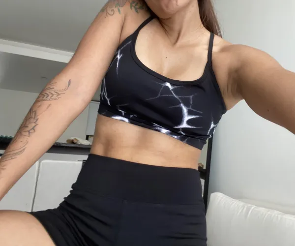 Thumbnail victoria_1500 Gets Ready to Train with Stylish Croptopgirls Attire