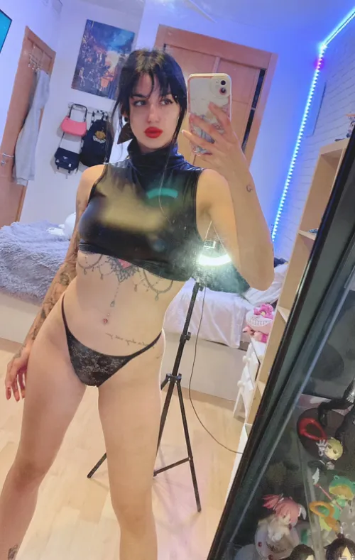 Thumbnail Shiny and Sexy: Embracing a Unique Style