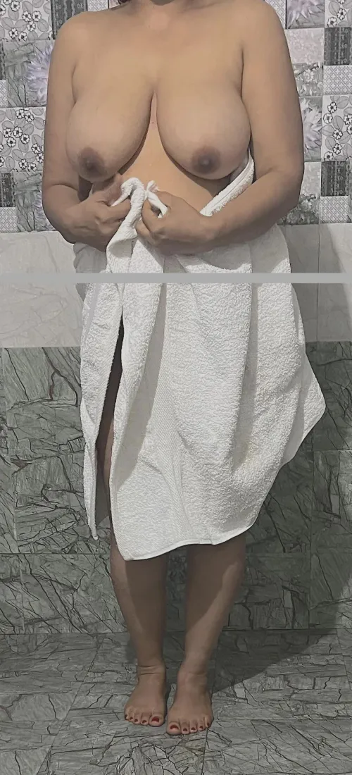 Thumbnail WomanIndian Shares: Honest Opinions on Wear & Tear at 49F