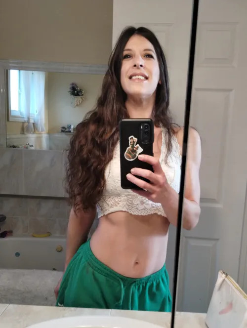 Thumbnail Wonder90sbabe Shares a Fun 'Selfie Time' Moment