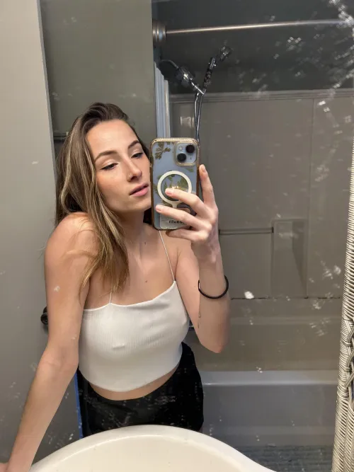 Thumbnail SageSauveterre Apologizes for a 'Dirty Mirror' Selfie