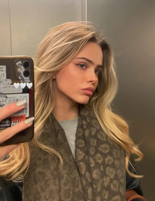 Thumbnail Ken789gh Introduces Sara Crumbleleg in PrettyGirls Category