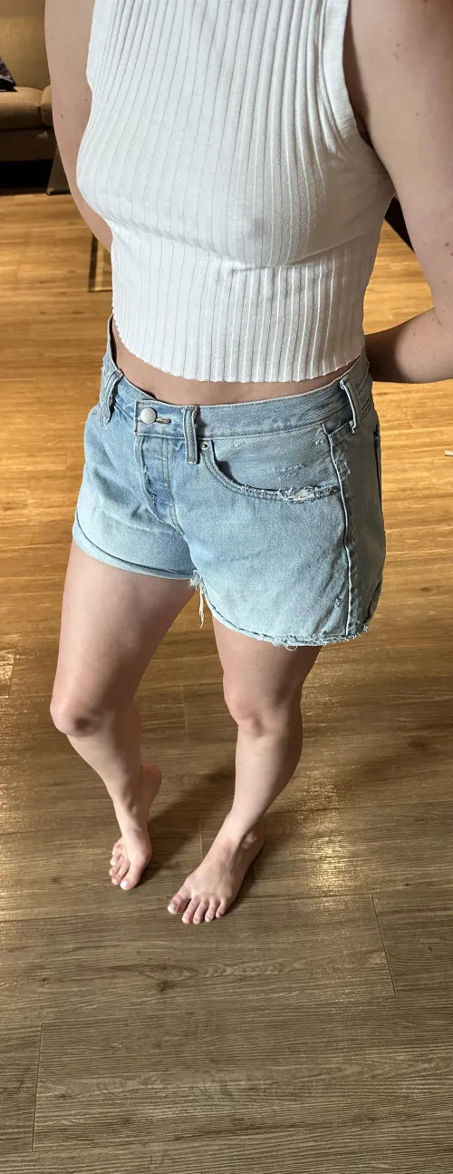 Thumbnail White Tops and More: JustTwoSoles' Tips for the Perfect Pokies Look