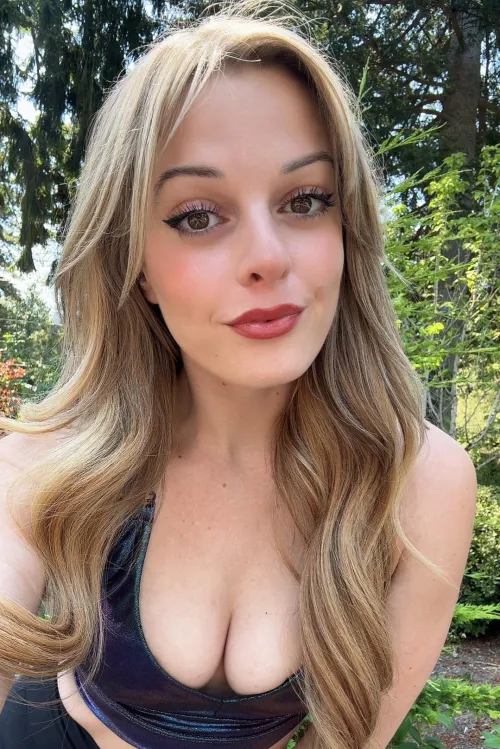 Thumbnail briblossom's Cutie Appeal with Cleavage Focus