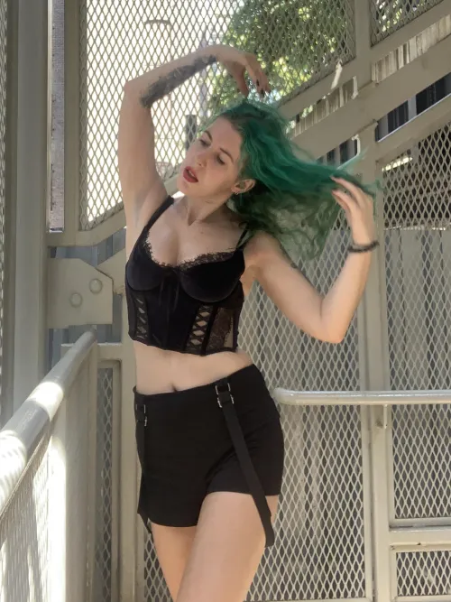 Thumbnail Siren's Kiss: Styling a Cropped Corset | sirenskiss3