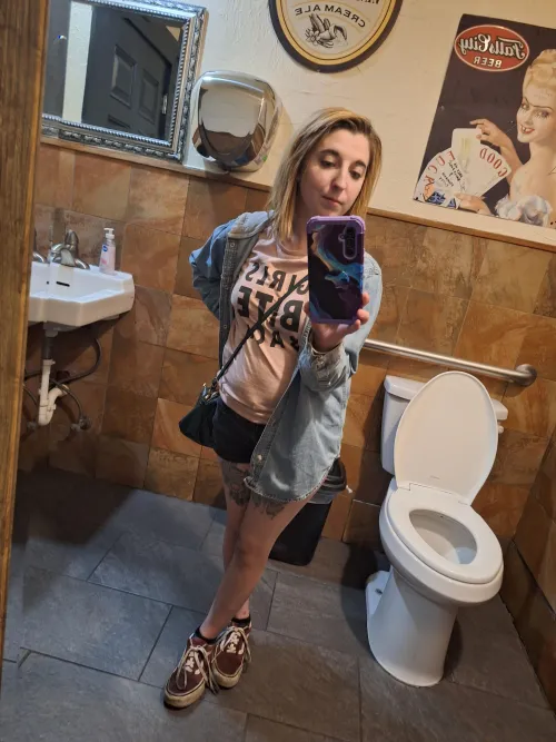 Thumbnail I23ilovecats Basks in the Sunshine: A Mirror Selfie Story