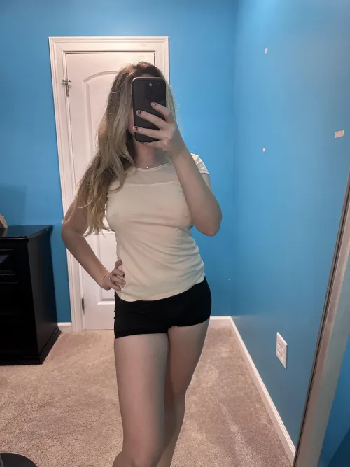 Thumbnail Daring Outfit Choices: Going Braless for Attention