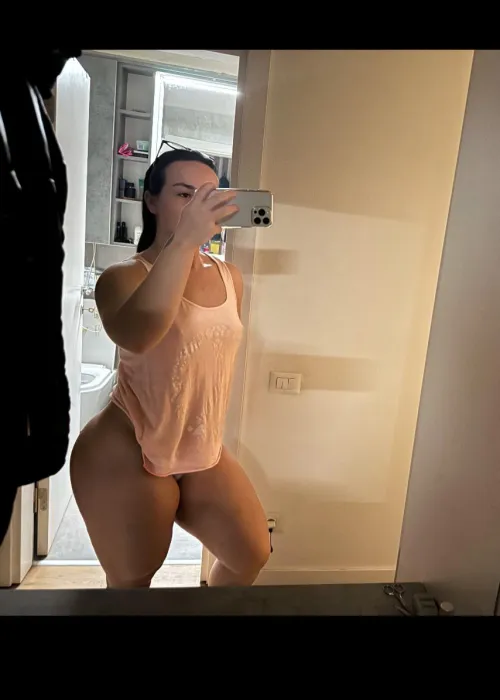 Thumbnail quadsqueen Asks a Bold Question About Thick Thighs on Snapchat