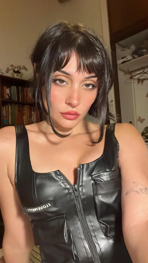 Thumbnail Leather Enthusiast: naughtygie's Story Unfolds