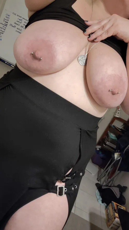 Thumbnail Embracing Toplessness: A Bigareolas Conversation with danin0pants