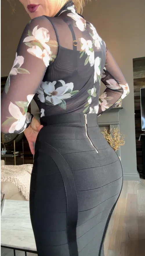 Thumbnail Getting Closer: F 46 in Pencil Skirts by FitMilfSam | pencilskirts