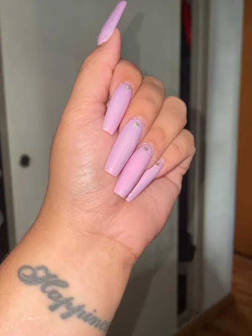 Thumbnail Long Nails Royalty: Queen's Guide in nailFetish